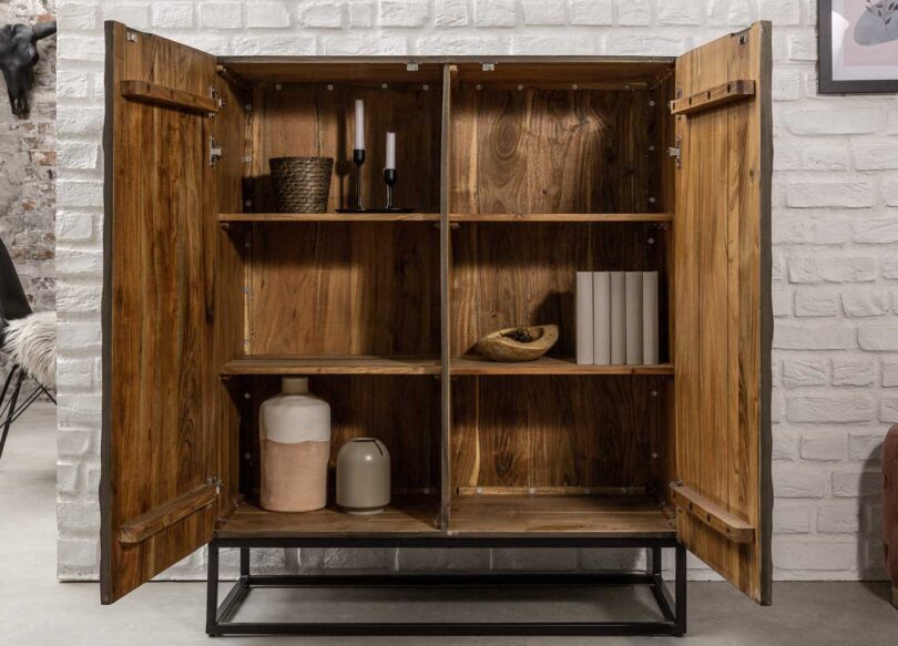 intérieur du bahut en bois massif