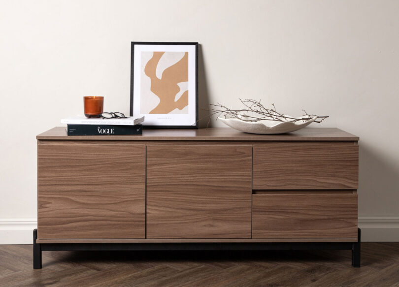 meuble tv avec rangement imitation bois foncé et pieds en métal noir