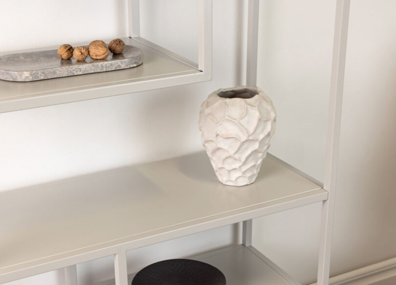 zoom sur les étagères en métal beige