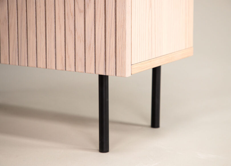 zoom sur les pieds en metal noir