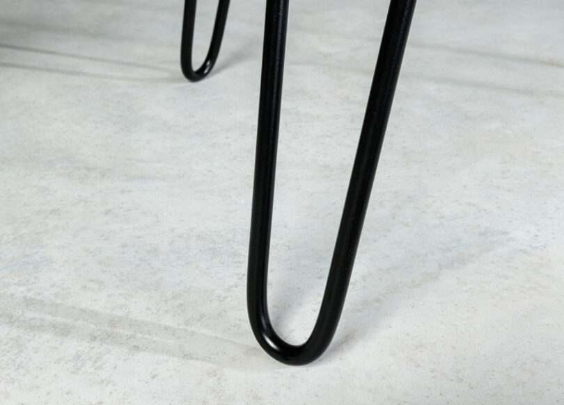 zoom sur les pieds en métal noir