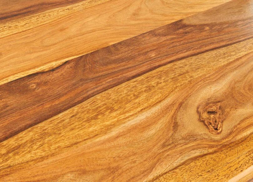 zoom sur le plateau en bois de sesham