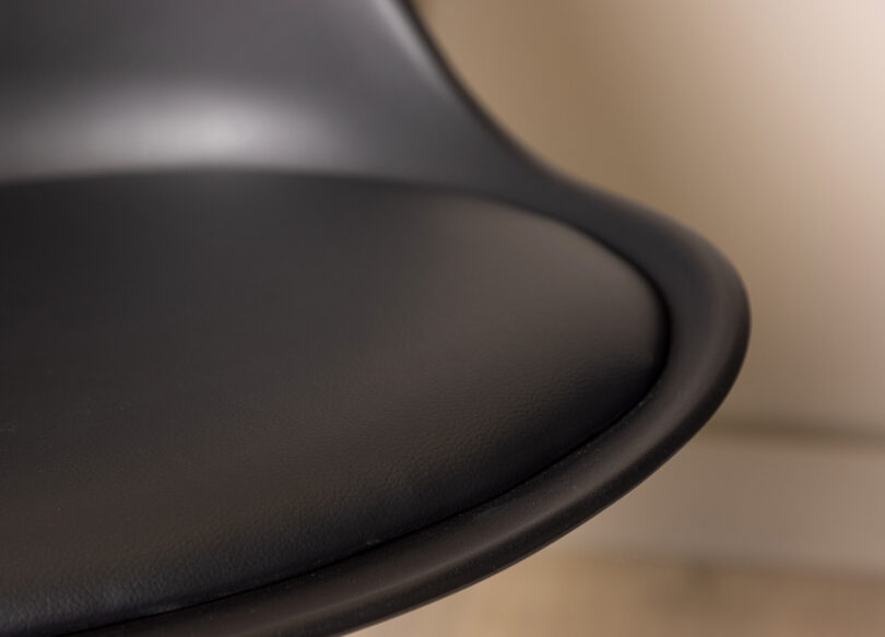 assise en simili cuir noir