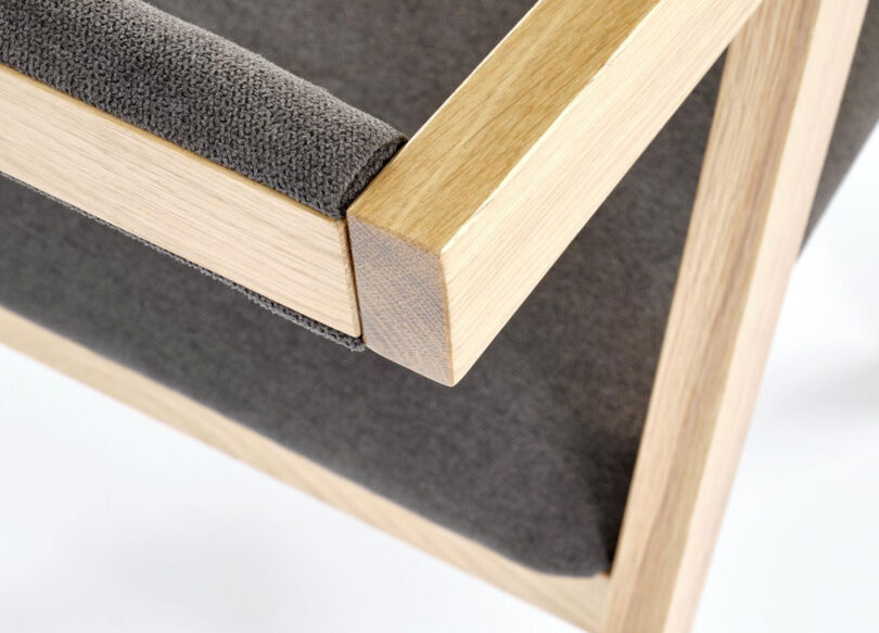 zoom sur le dossier en bois et velours gris