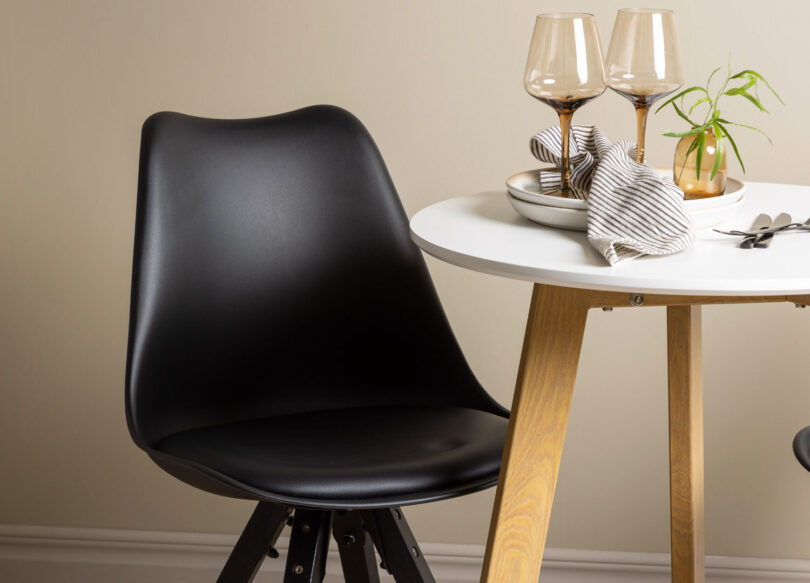 chaise salle à manger scandi noir et bois