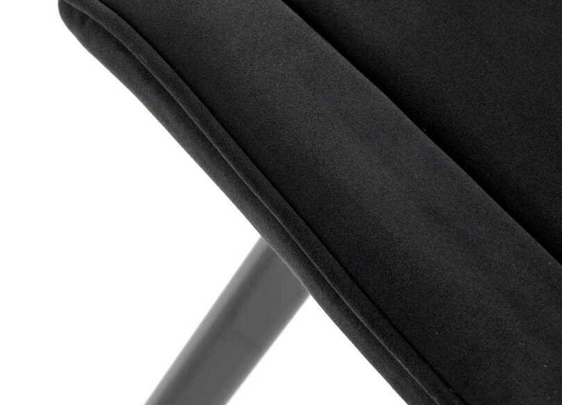 zoom sur l'assise en velours noir