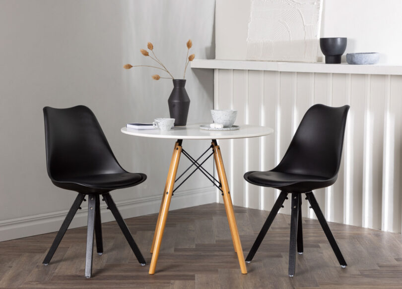 lot de 4 chaises scandinaves noires en pvc et simili cuir