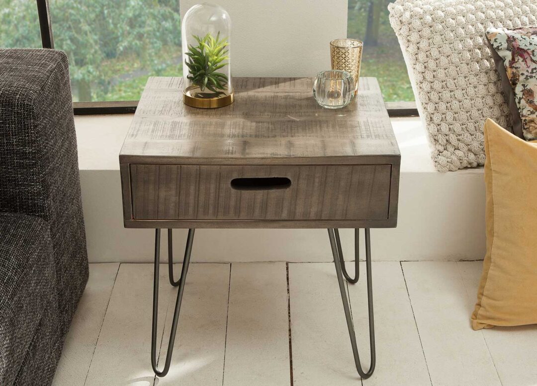 table de chevet avec un tiroir en bois massif grisé et métal noir