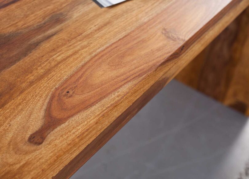 bureau avec un plateau de 5 cm d'épaisseur en bois massif