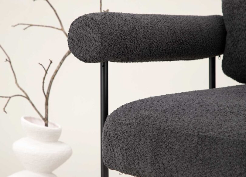 fauteuil design avec accoudoirs arrondis