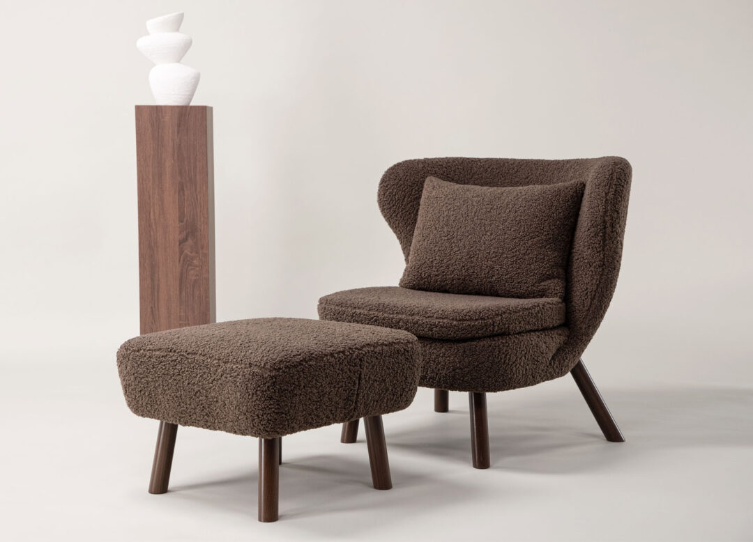 ensemble fauteuil et repose-pieds moderne en tissu bouclé marron