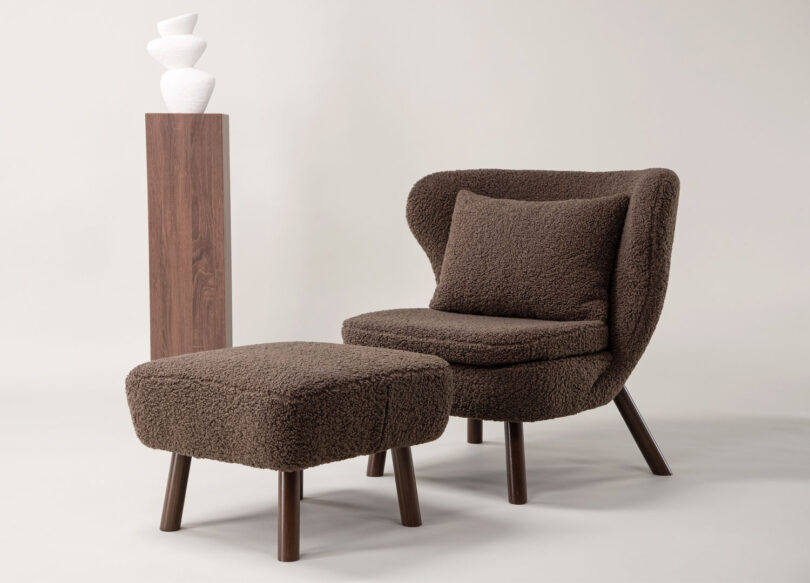 fauteuil avec repose-pieds en tissu bouclé marron et pieds en acier brun