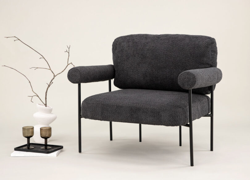 fauteuil moderne en tissu polaire gris foncé et structure en métal noir design