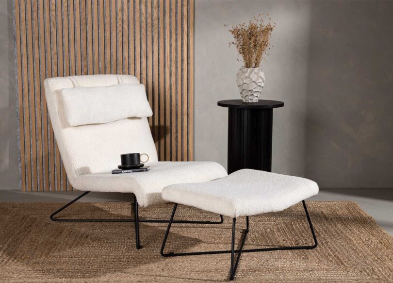 fauteuil lounge avec repose-pieds et coussin en tissu blanc bouclé et pieds en métal noir