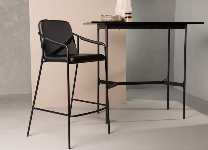 siège de bar minimaliste avec repose-pieds et accoudoirs
