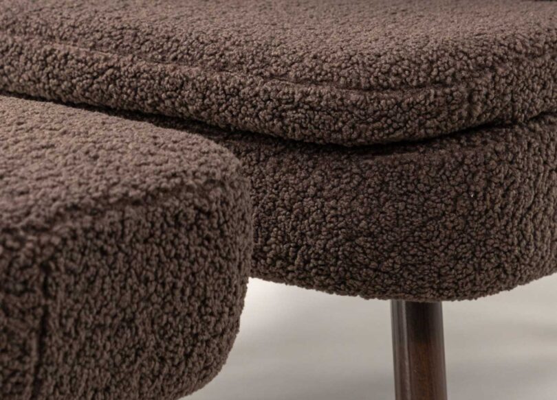 zoom sur le tissu bouclé marron
