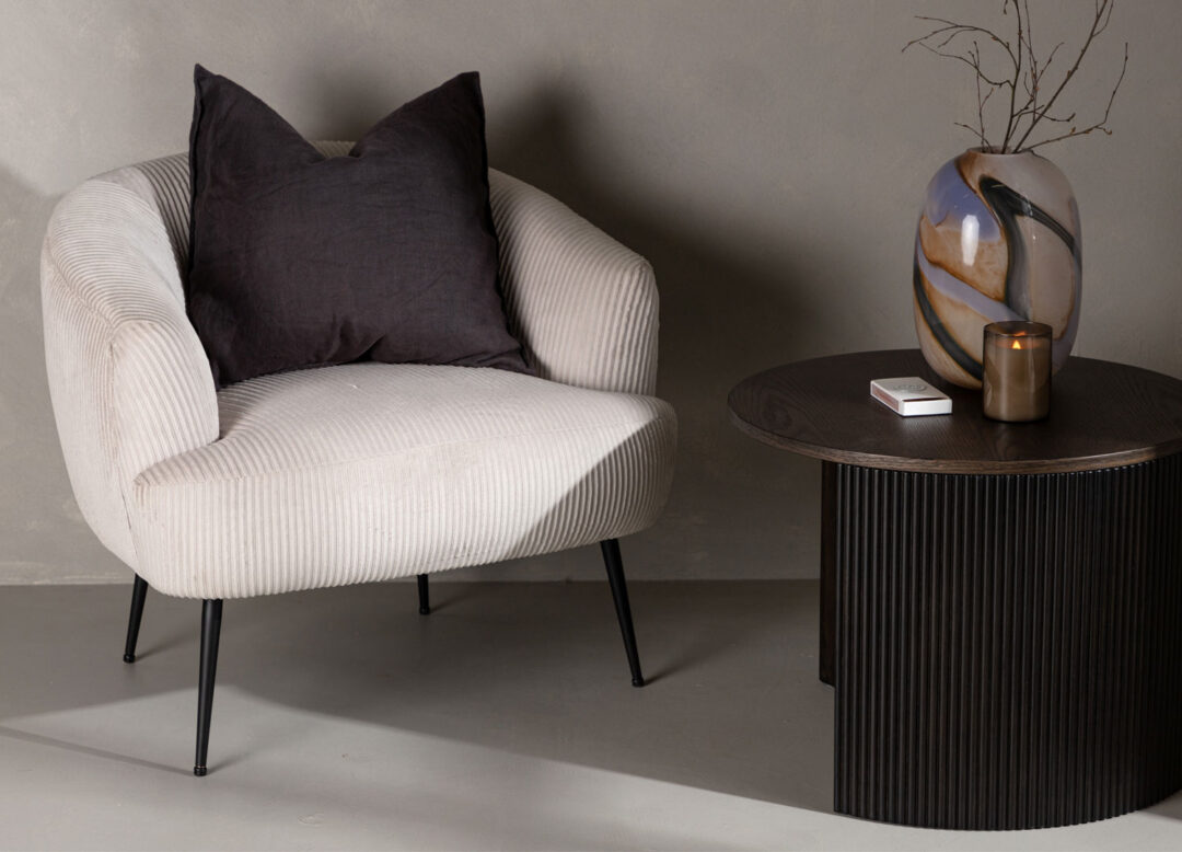 fauteuil confortable moderne en velours beige et pieds en métal noir
