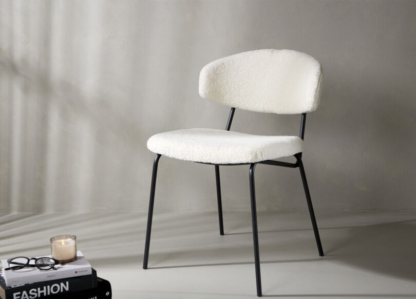 chaise tendance en tissu bouclette blanc et métal noir