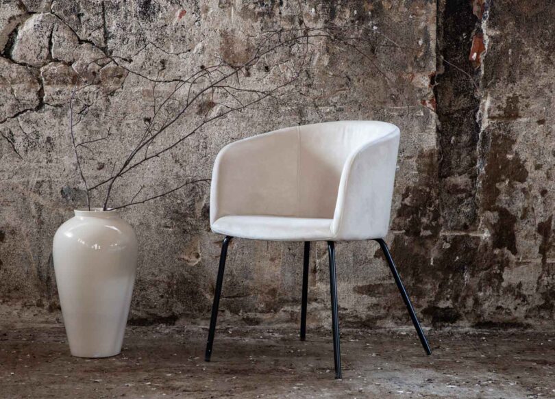fauteuils de salle à manger en velours et pieds noirs