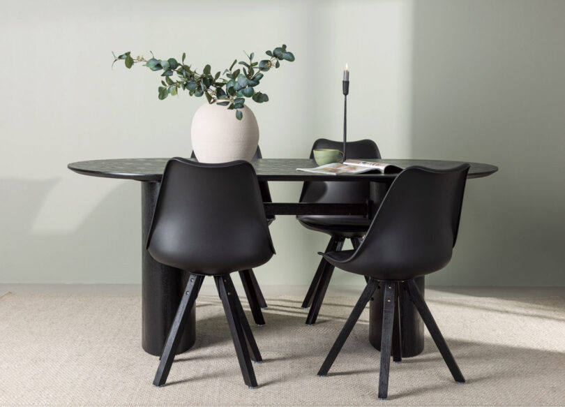 lot de 4 chaises scandinaves pas cher en pvc et simili cuir noir