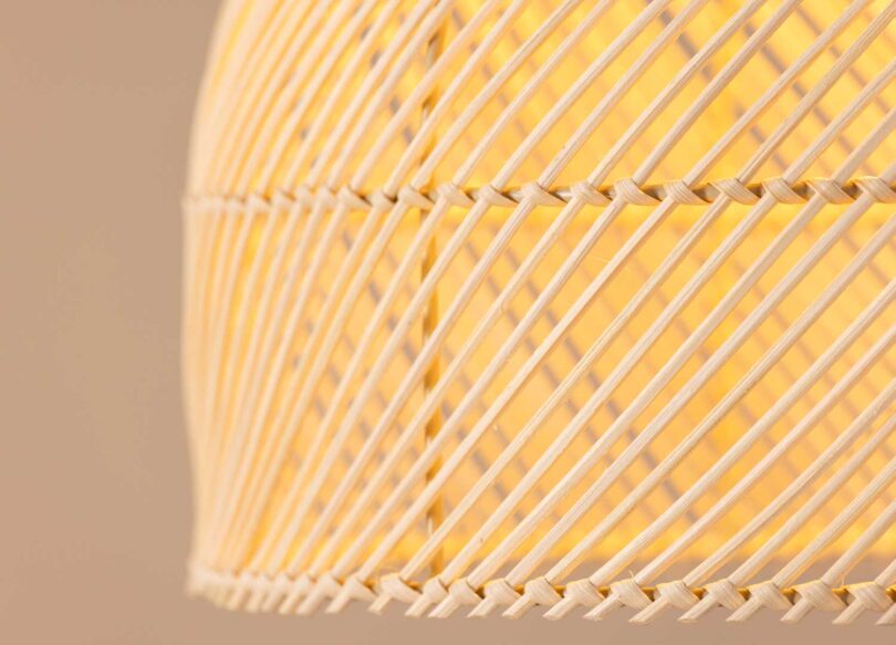 zoom sur le lustre en rotin naturel