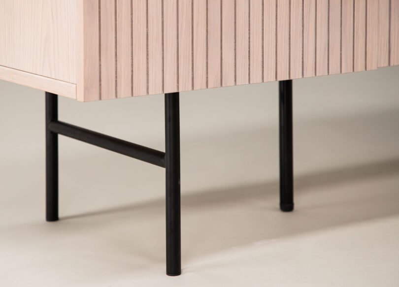 zoom sur les pieds moderne en metal noir