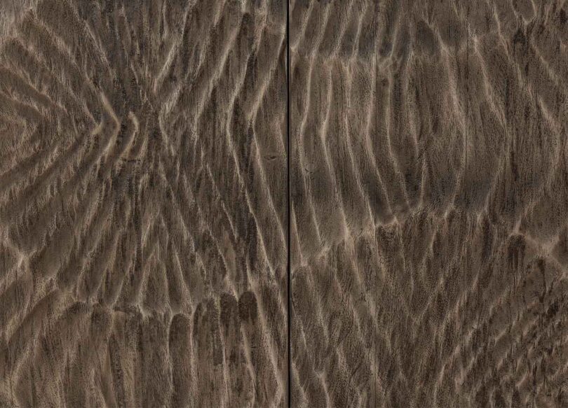 zoom sur les façades en bois teinté grisé