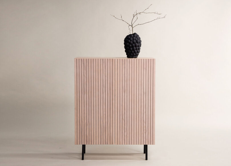 meuble commode haute moderne aspect bois et metal noir
