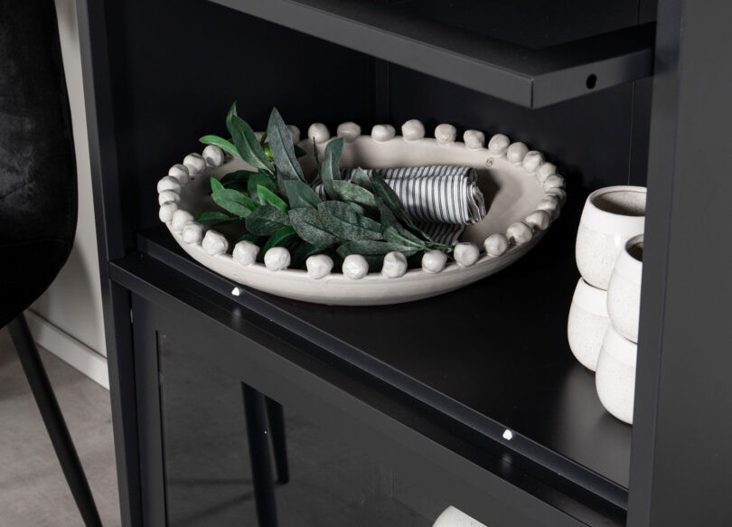 zoom sur la commode en métal