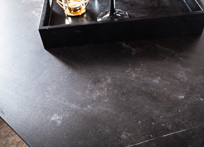zoom sur le plateau en céramique aspect graphite