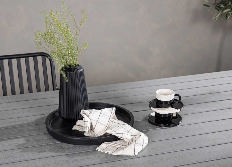 zoom sur le plateau en polywood gris