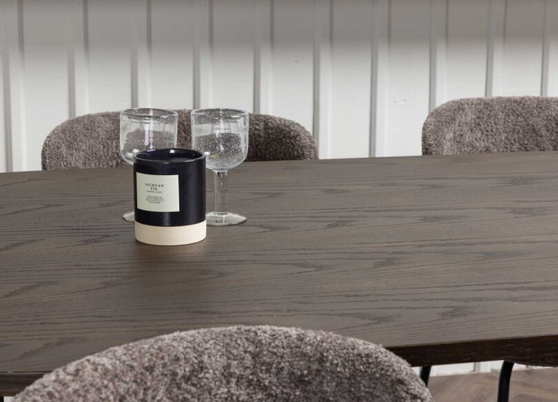 zoom sur le plateau aspect bois moka