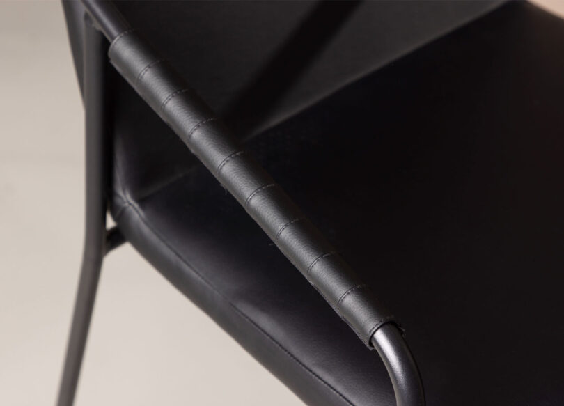 zoom sur l'assise en simili cuir noir