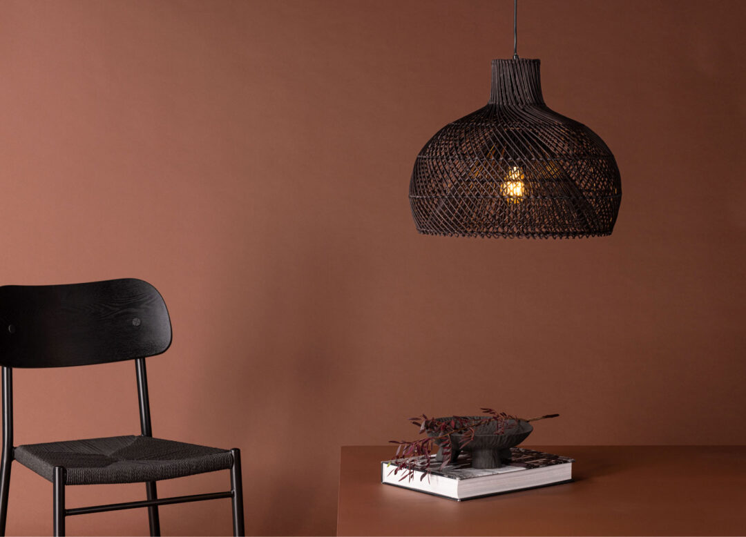 suspension luminaire en rotin noir et métal noir 45 cm