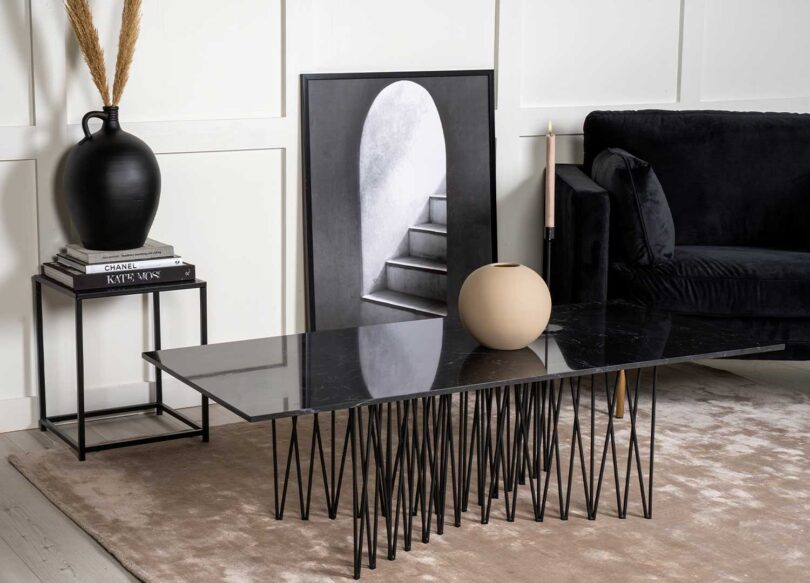 table basse 140 cm aspect marbre noir brillant et pieds design