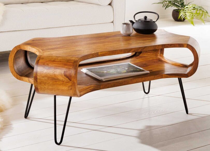 table de salon rétro forme originale en bois de sesham et pieds en épingle en métal noir poudré