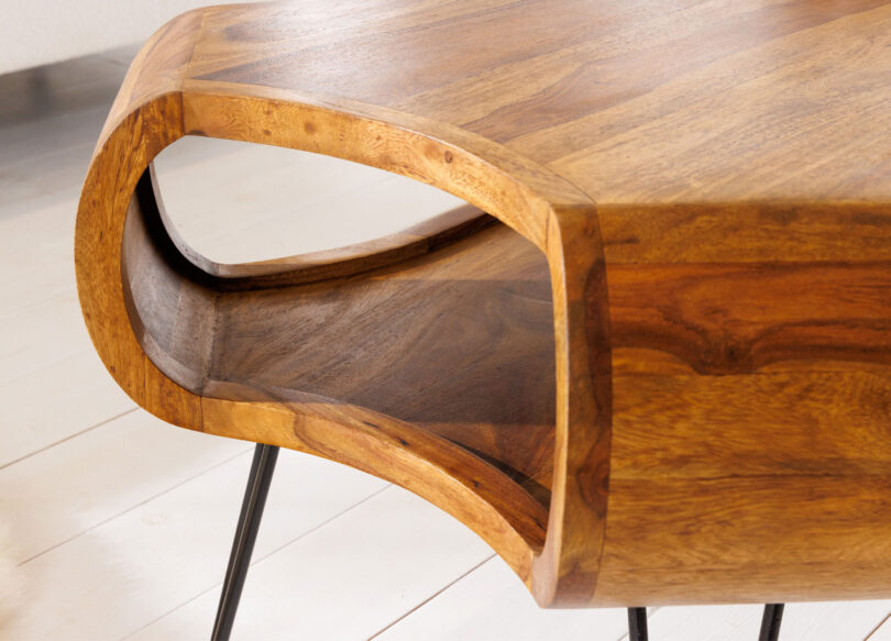 zoom sur le plateau et la niche de la table basse en bois de sesham