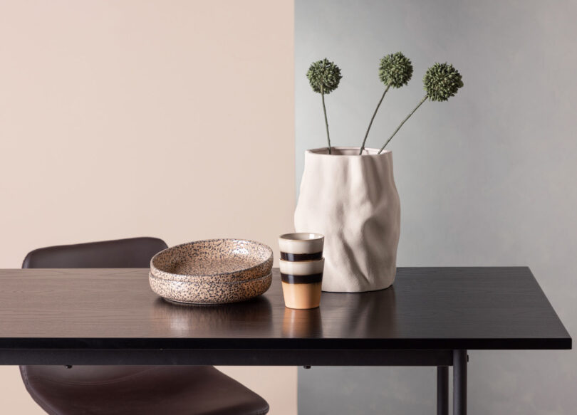 table pour l'apéro de 120 cm aspect bois noir et métal noir