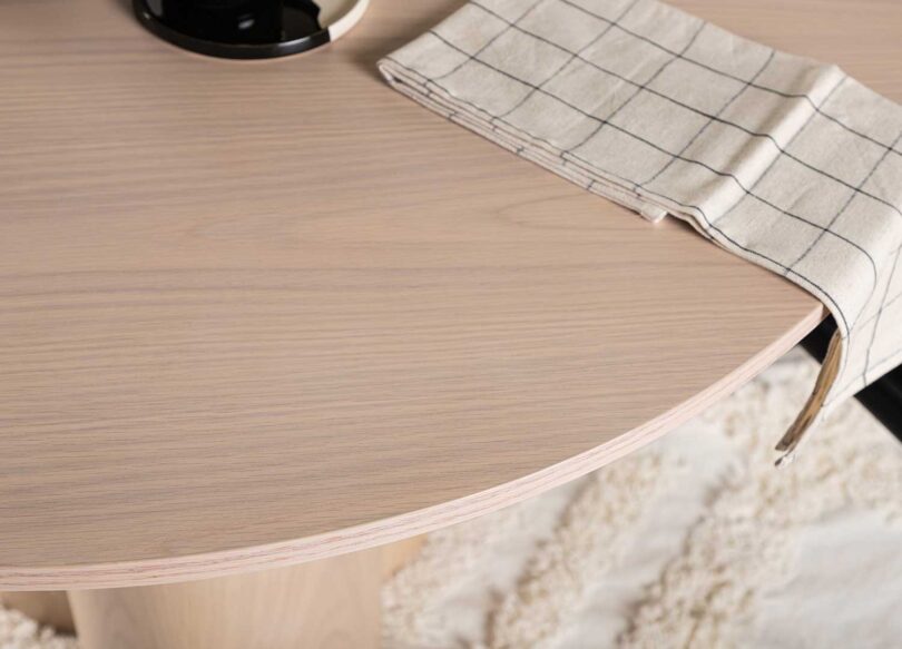 zoom sur le plateau imitation bois
