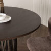table de salle à manger moderne ronde en mdf aspect bois foncé et pieds design original en métal noir