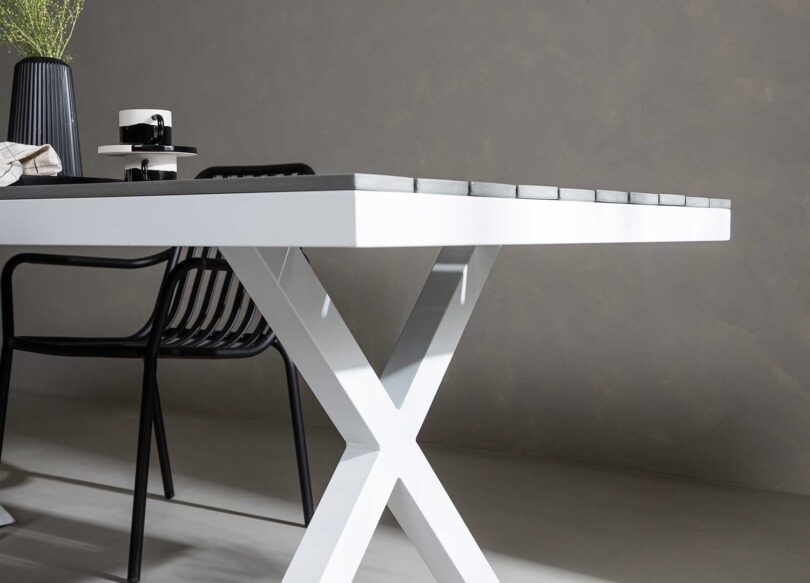 table d exterieur moderne gris et blanche