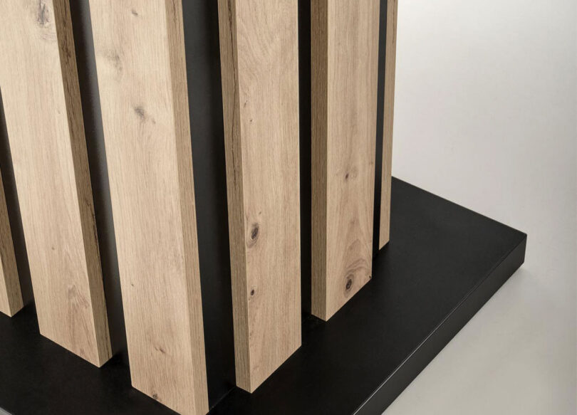 zoom sur le pieds central aspect bois