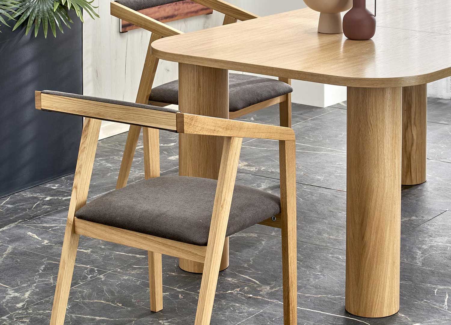 table à manger avec chaises design minimaliste