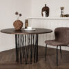 table de salle à manger aspect bois foncé et un pieds design en métal noir pour 4 personnes