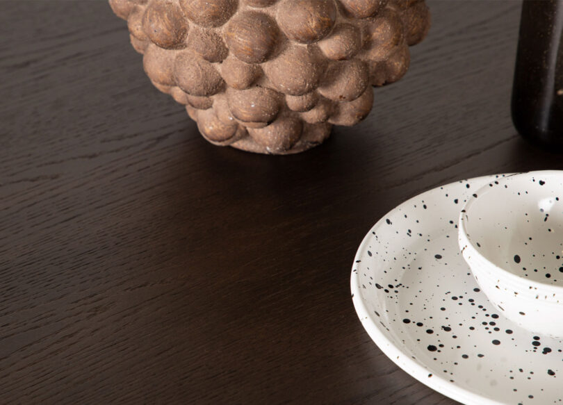 zoom sur le plateau en mdf aspect bois foncé