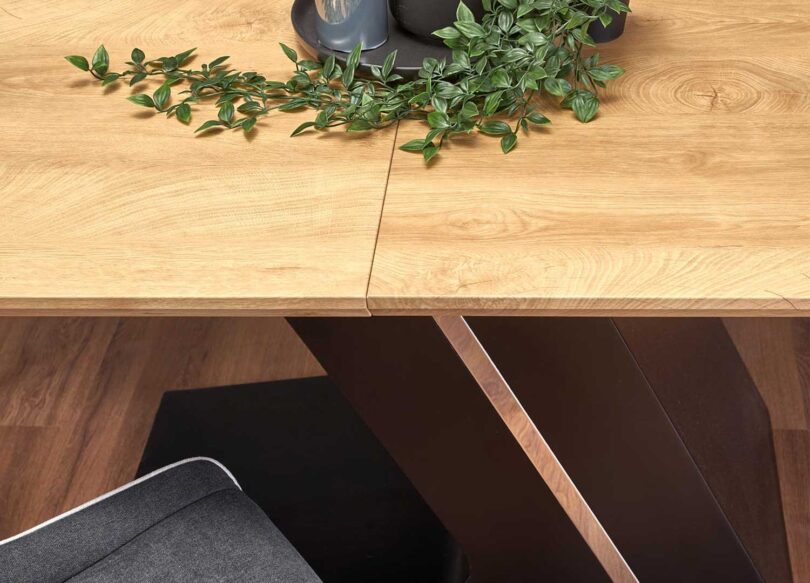 zoom sur le plateau en aspect chêne naturel