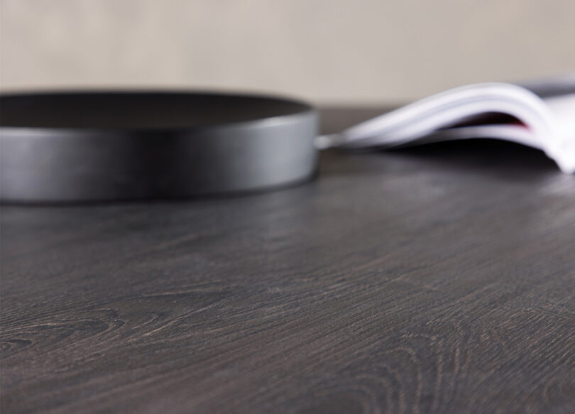 zoom sur le plateau aspect bois foncé