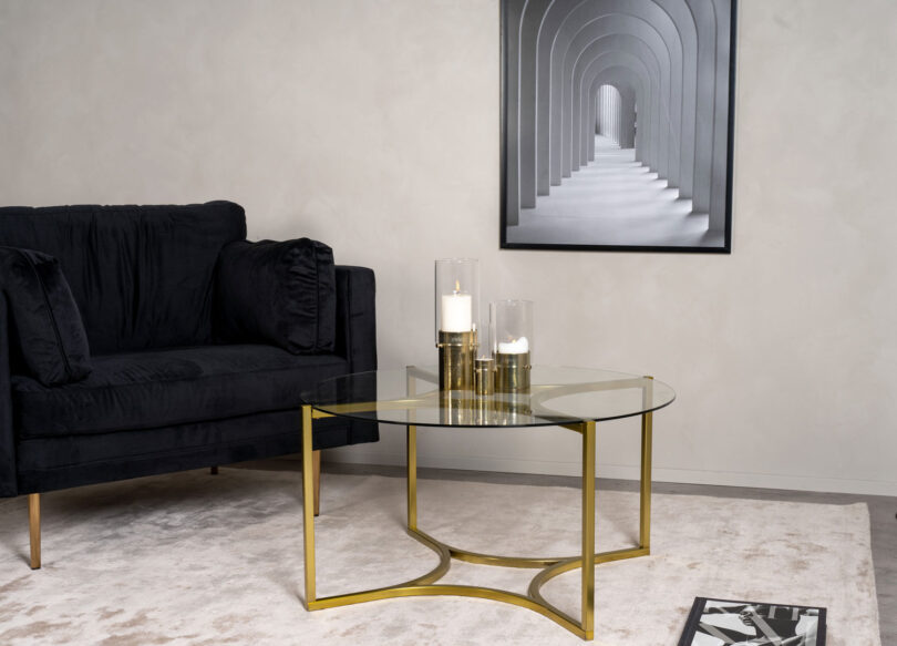 table basse moderne et rétro en métal doré et plateau en verre