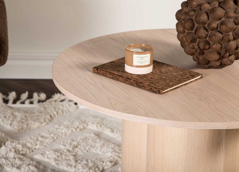 zoom sur le plateau rond aspect bois