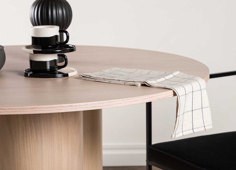 table de repas avec plateau rond et pieds original en cylindre